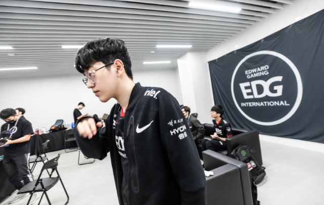 表现让人不 表现让人不